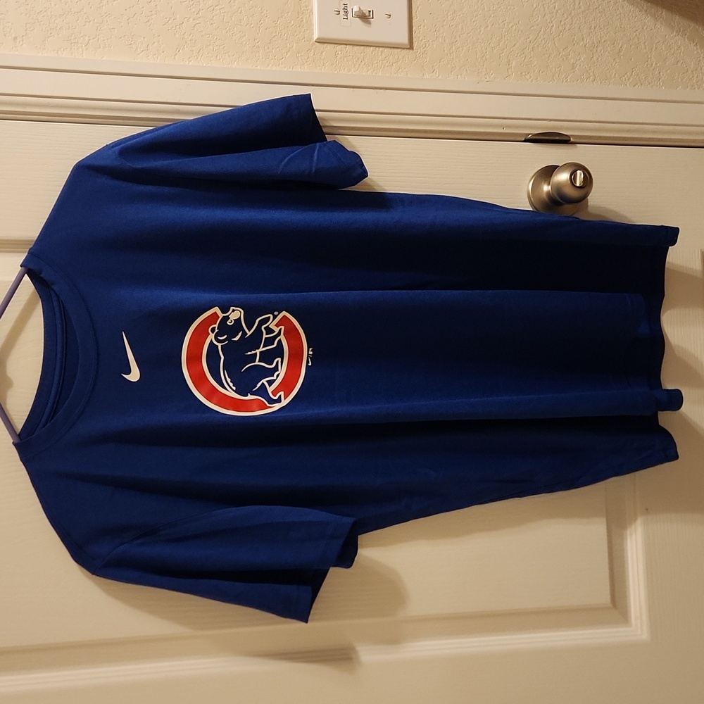 The Nike Tee Men's Chicago Cubs Shirt (L)